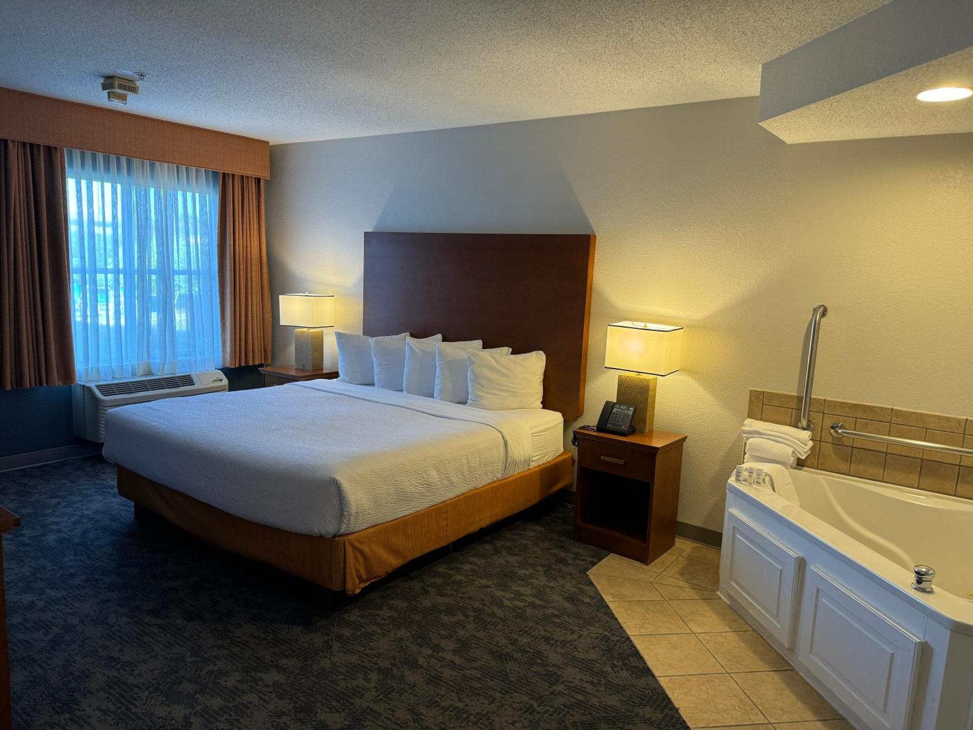 Отель La Quinta By Wyndham Bannockburn-Deerfield Экстерьер фото